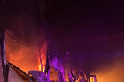 Hala cuprinsa de flacari in Arges