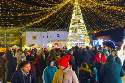 Iluminatul festiv de sarbatori a fost aprins la Bradu