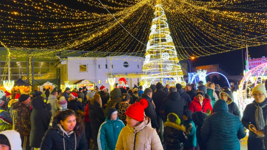 Iluminatul festiv de sarbatori a fost aprins la Bradu