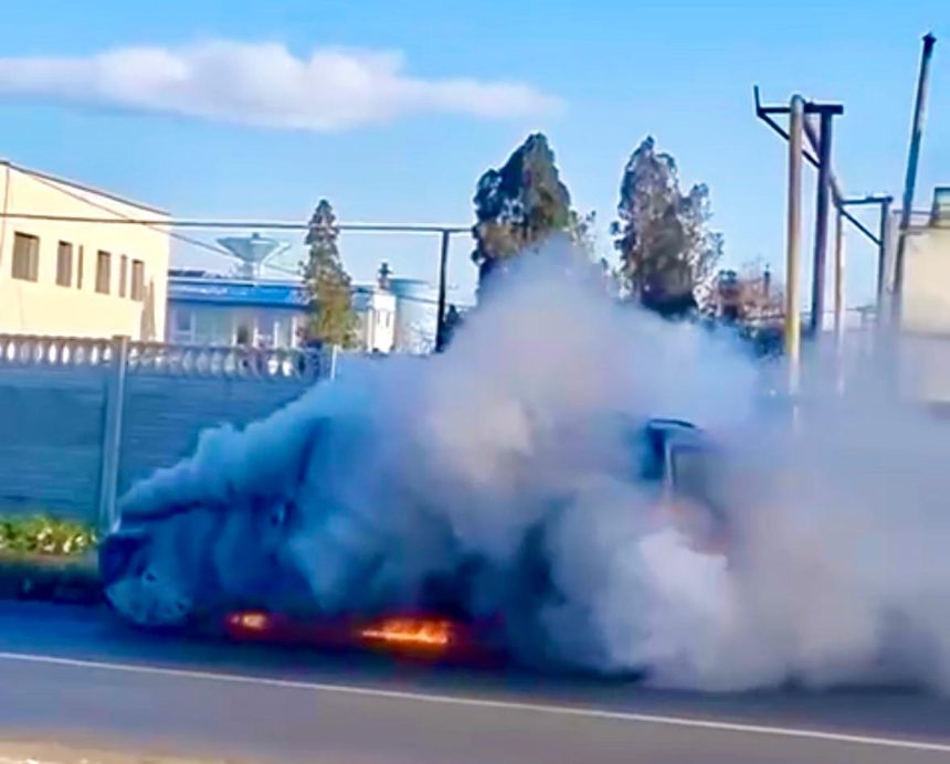 Masina cuprinsa de flacari pe strada