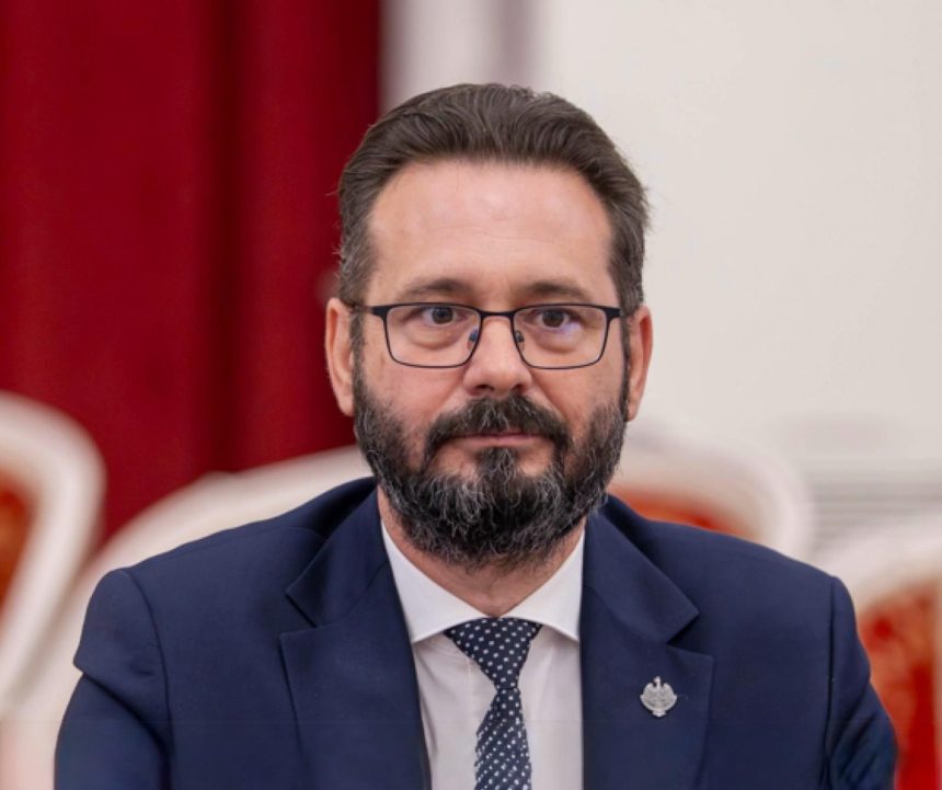 Mihai Cotez reactioneaza Constitutia nu se apara prin