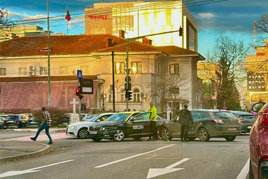 Pitesti Accident in Centru Un taxi a fost implicat