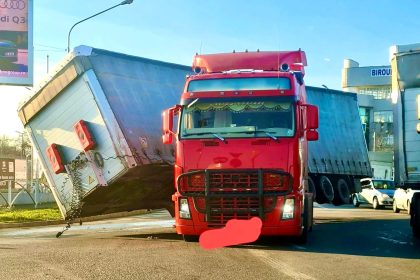 TIR rupt in doua la intrarea in Pitesti