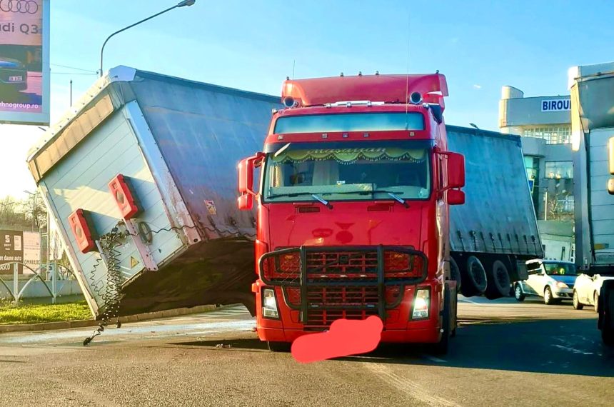 TIR rupt in doua la intrarea in Pitesti