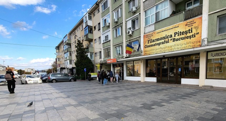 Vandalism la Filarmonica din Pitesi