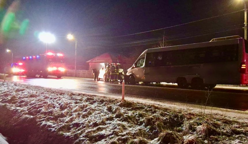 Accident in Arges Microbuz cu pasageri implicat