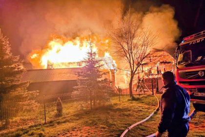 Arges Incendiu puternic Doua case in flacari