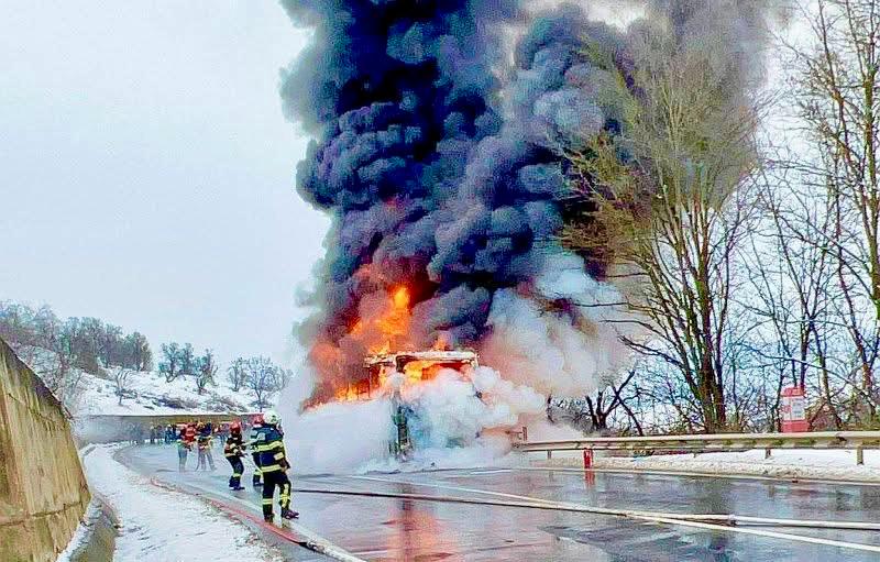Autocar plin cu pasageri se inflameaza
