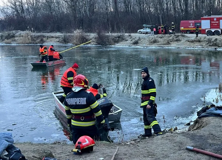Doi barbati din Arges au cazut in Olt Unul este