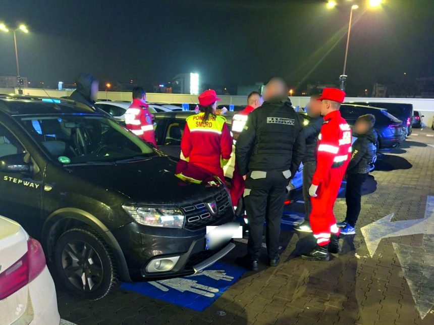 Exclusiv Copil blocat in masina la Arges Mall