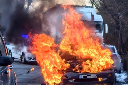Masina in flacari incendiu puternic in Pitesti Pe strada