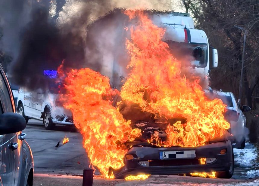 Masina in flacari incendiu puternic in Pitesti Pe strada