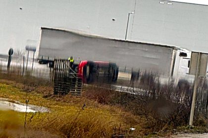 Masina rasturnata pe autostrada A1 direcia Pitesti
