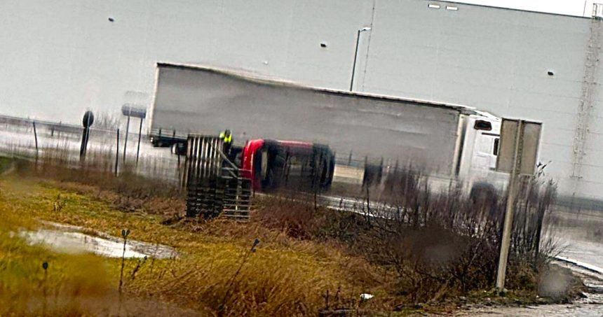 Masina rasturnata pe autostrada A1 direcia Pitesti