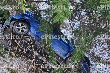 O familie a cazut cu masina intr o ripa