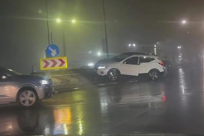 O soferita a lovit sensul giratoriu de pe