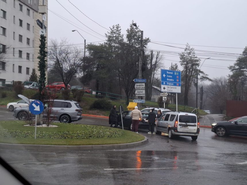 Pitesti Accident cu mai multe masini in rond