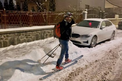 Un barbat din Sibiu a ales schiul la munca