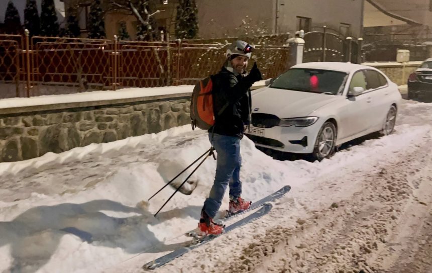 Un barbat din Sibiu a ales schiul la munca