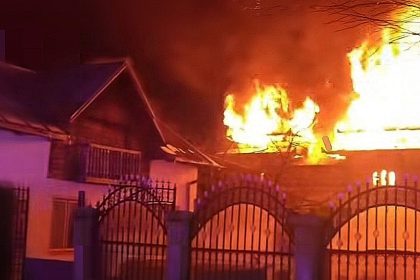 inca un incendiu puternic in Arges Gospodarie in flacari