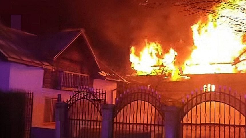 inca un incendiu puternic in Arges Gospodarie in flacari