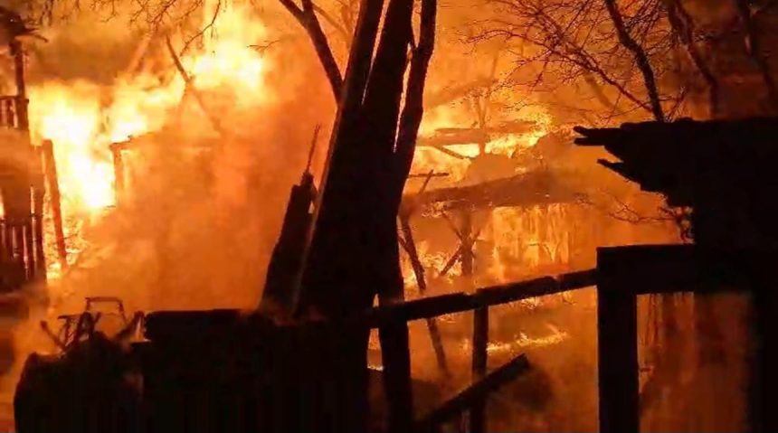 incendiu devastator flacari imense intr o gospodarie din 1