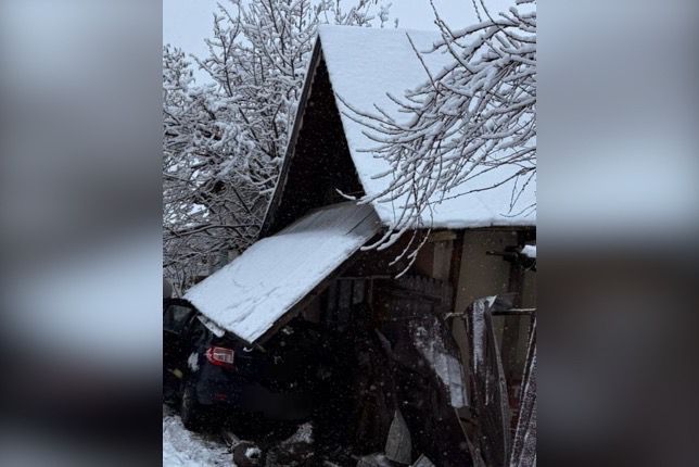 Arges A intrat cu masina direct intr o locuinta