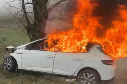 Autoturism in flacari in Arges