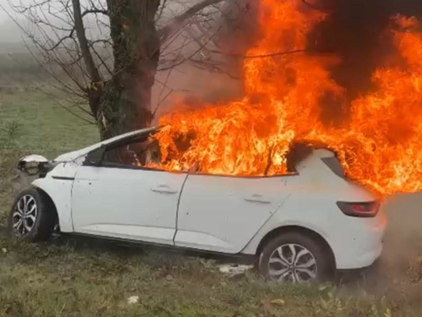 Autoturism in flacari in Arges