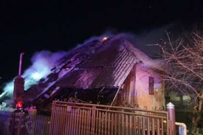 Drama la Campulung Arges Locuinta le a fost mistuita de flacari