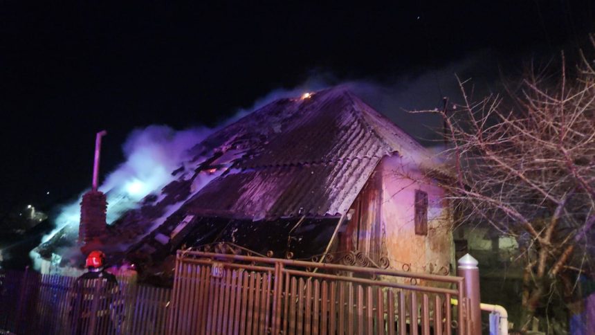 Drama la Campulung Arges Locuinta le a fost mistuita de flacari
