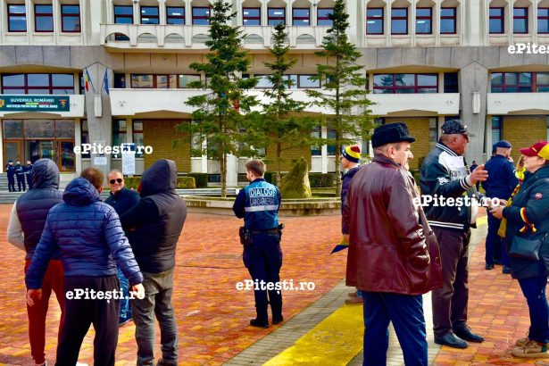 Exclusiv Protestatarii au patruns in Prefectura Arges Este