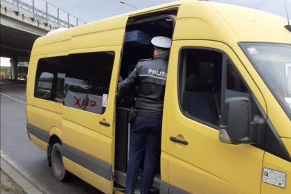 Pitesti Maxitaxi supraaglomerat oprit pe partea dreapta de