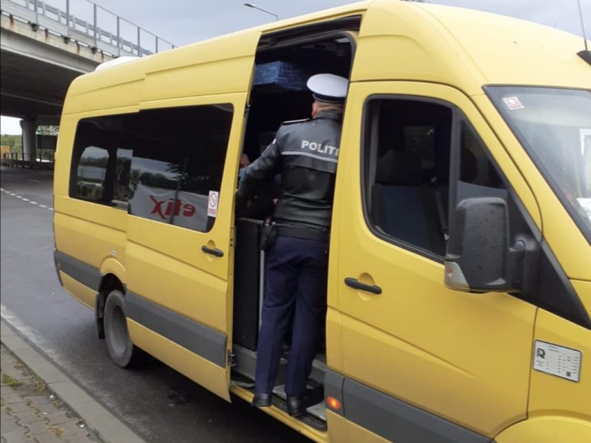 Pitesti Maxitaxi supraaglomerat oprit pe partea dreapta de