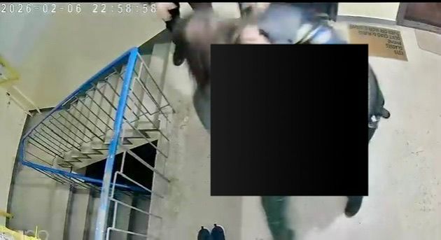 Politisti agresati intr o cladire