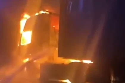 TIR cuprins de flacari pe DN7 in Valea Oltului IN ACEST MOMENT