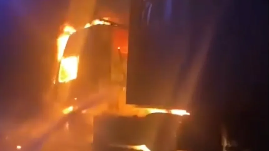 TIR cuprins de flacari pe DN7 in Valea Oltului IN ACEST MOMENT