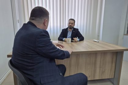 Vicepresedintele Senatului Mihai Cotez in discutie cu