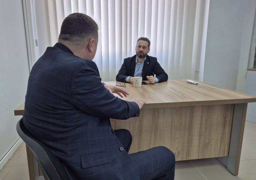 Vicepresedintele Senatului Mihai Cotez in discutie cu