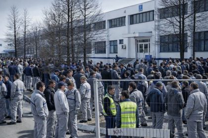 moment crucial la dacia angajatii pe cale de revolta