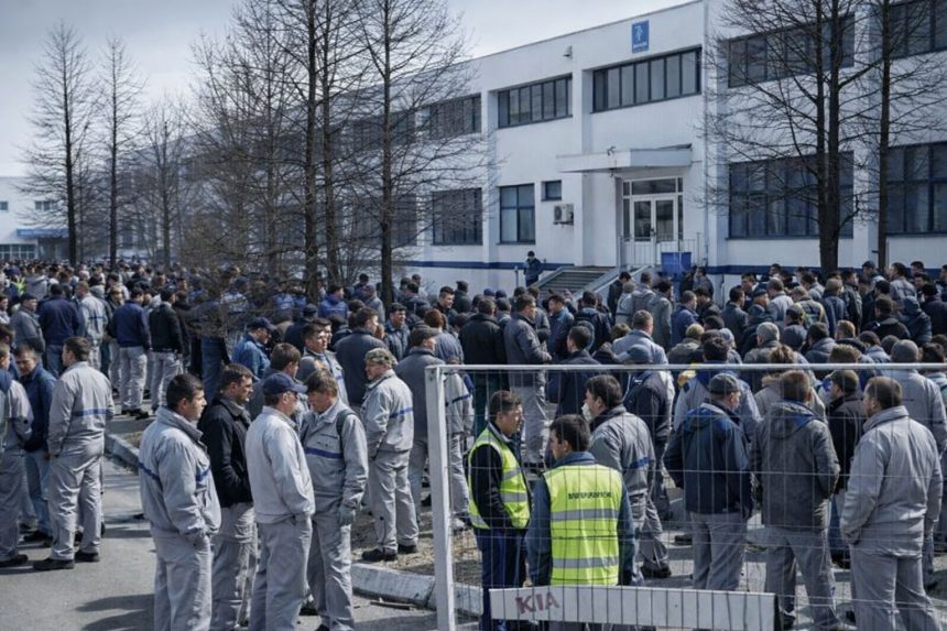 moment crucial la dacia angajatii pe cale de revolta