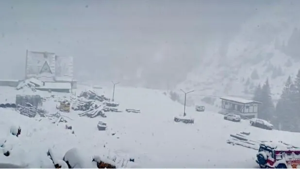 viscol intens in zone montane cod portocaliu si rafale de peste 100 km h