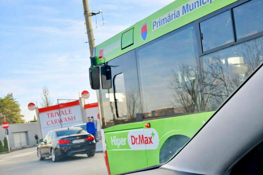 Accident chiar acum la iesirea din Pitesti BMW si autobuz implicate