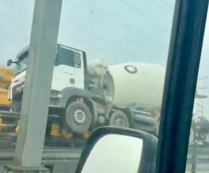 Accident ciudat pe A0 O betoniera suspendata pe zidurile de sprijin
