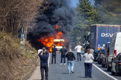 Ambulanta cuprinsa de flacari in trafic