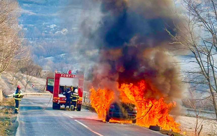 Arges Masina in miscare distrusa de flacari