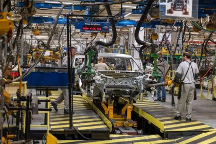 Dacia se pregateste sa concedieze 1200 de angajati dar angajeaza sute