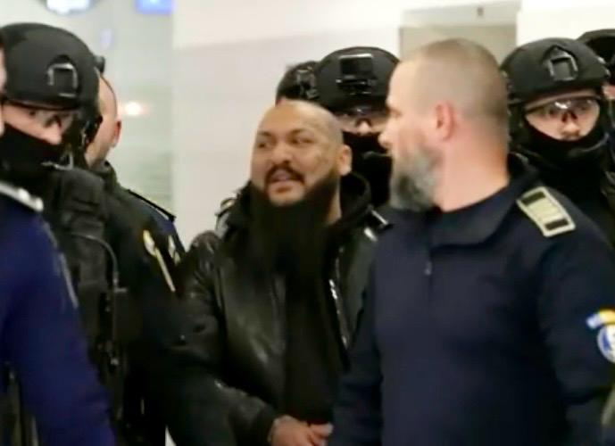 Dani Mocanu adus in Romania insotit de mascati