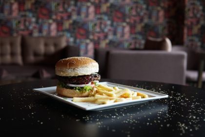 Doua noi retele de fast food isi fac intrarea pe piata din Romania in