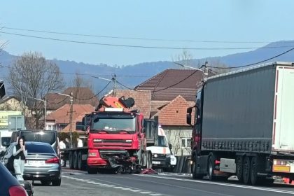 Impact frontal pe DN 7 Pitesti Sibiu Un camion a distrus o
